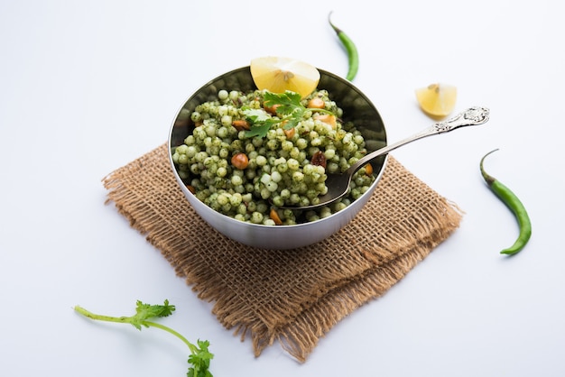 Hariyali sabudana khichdi es un delicioso toque al khichadi sagú regular elaborado con cilantro, chiles y cacahuetes