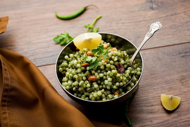 Hariyali Sabudana Khichdi ist eine köstliche Variante des regulären Sago Khichadi aus Koriander, Chilis und Erdnüssen