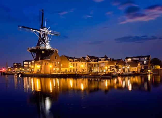 Harlem Wahrzeichen Windmühle De Adriaan am Spaarne Fluss. Harlem,