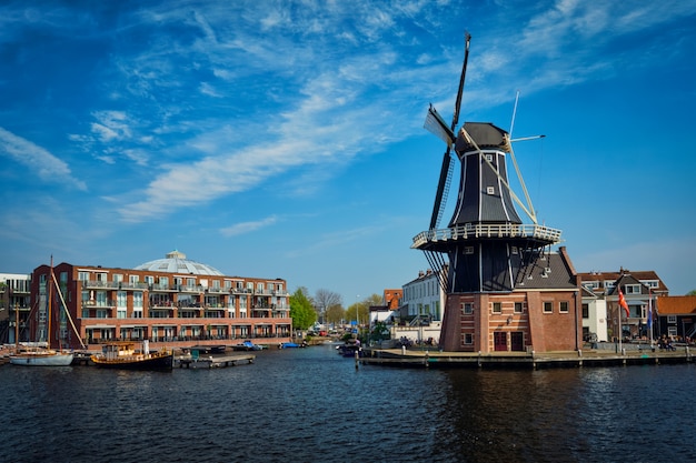 Harlem Wahrzeichen Windmühle De Adriaan am Spaarne Fluss. Harlem,