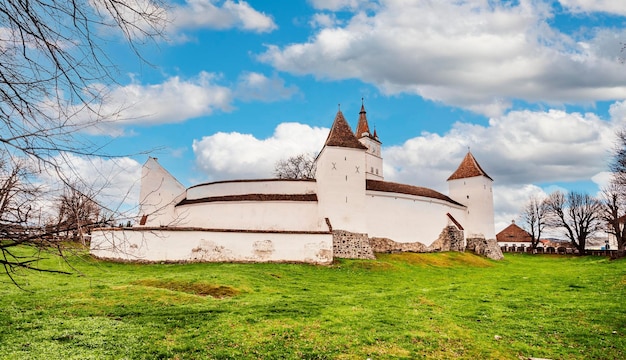 Harman Romênia Vista de viagem antiga igreja saxã fortificada na Transilvânia medieval