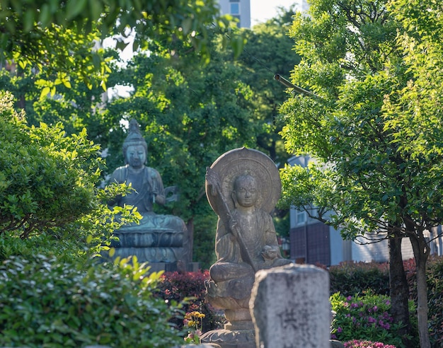 Harmonie zwischen antiken und modernen Buddha-Statuen vor dem schillernden Tokyo Skytree