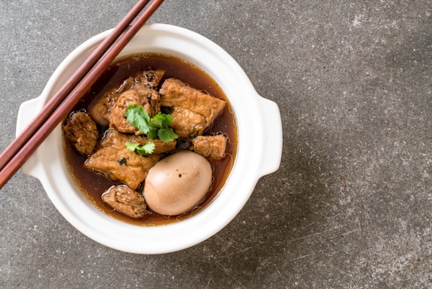 hart gekochte Eier in der süßen Soße mit Tofu