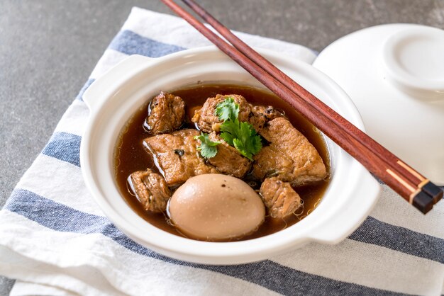 hart gekochte Eier in der süßen Soße mit Tofu