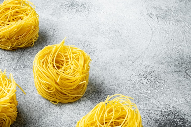 Hartweizengrieß hausgemachte Ei Pasta Tagliarini Set, auf grauem Steintisch