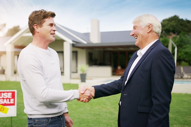 Has hecho la compra correcta Foto de un joven reuniéndose con un agente inmobiliario en su casa recién comprada