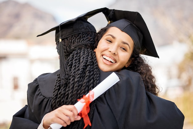 Has sido mi mayor amigo y apoyo. Una foto de dos mujeres jóvenes abrazándose el día de la graduación.