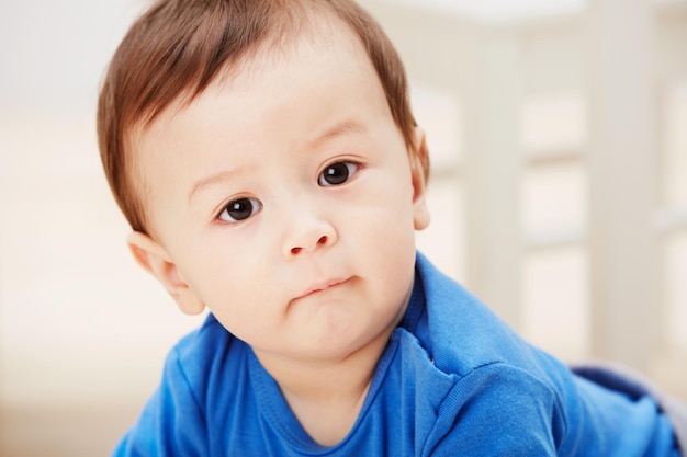 ¿Has visto a un chico más lindo? Retrato de un adorable bebé sonriendo a la cámara.