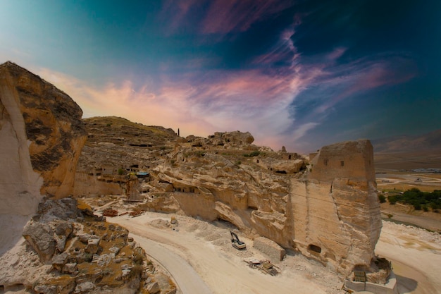 Hasankeyf antes de ser inundado Vista do castelo de Hasankeyf Ponte Hasankeyf Histórica Hasankeyf