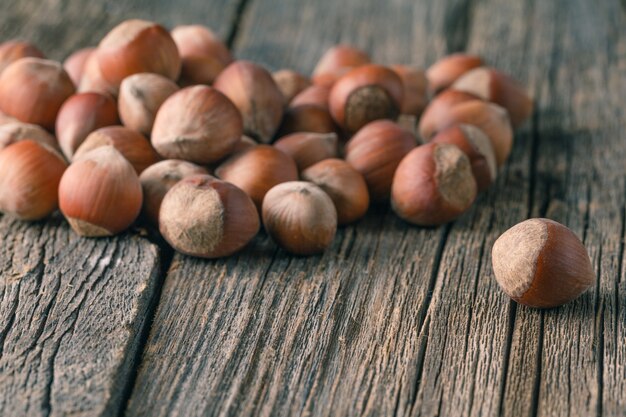 Haselnüsse auf Holztafel