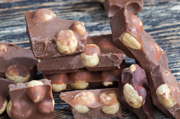 Haselnüsse und Schokolade gemischt mit süßer Schokolade aus Kakao und Kakaobutter mit Nüssen