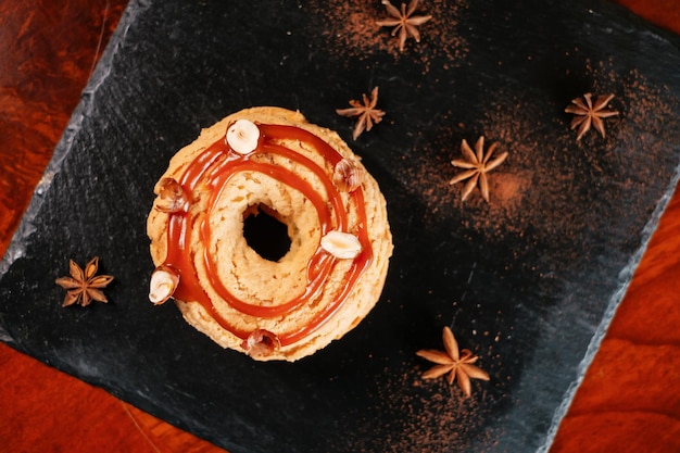 Haselnuss-Creme Donut garniert mit Zimt und Nelken Weihnachtsmenü Draufsicht