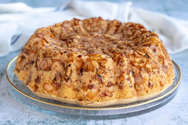 Haselnusskuchen Hausgemachter Kuchen auf grauem Hintergrund Nahaufnahme