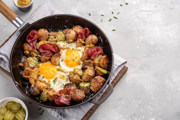 Hash de batata com ovos fritos e pastrami de carne para ramo de café da manhã