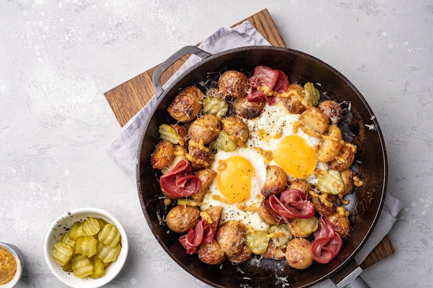 Hash de patata con huevos fritos y pastrami de carne para la rama de desayuno