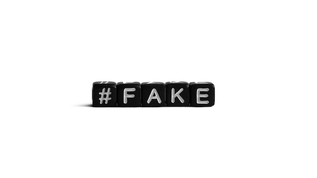 Foto hashtag falsa em blocos de letras pretas sobre fundo branco conceito de propaganda de notícias falsas e verdadeiras