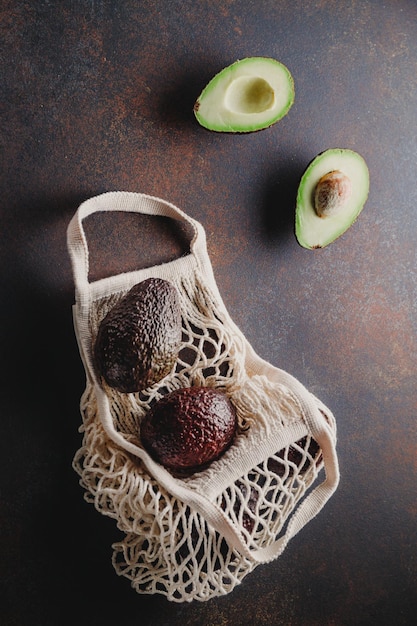 Hass de aguacate en una bolsa de red ecológica blanca sobre una mesa