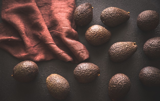 Hass Avocados auf dem dunklen Hintergrund