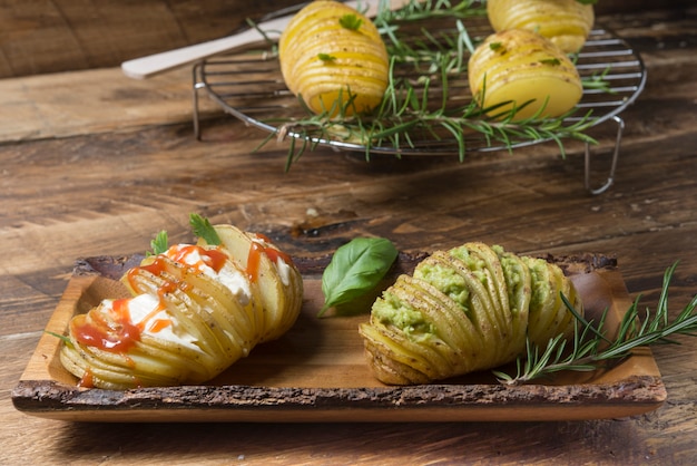 Hasselback de batatas com molho