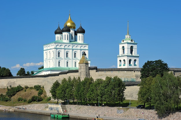 Hauben mit Kreuzen der orthodoxe Kreml in Pskov, Russland