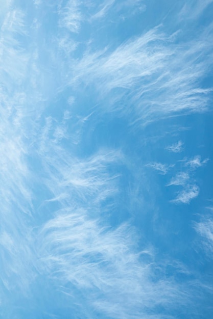 Hauchdünne und transparente Wolken. Vertikaler Hintergrund mit hohen, sanften Wolken