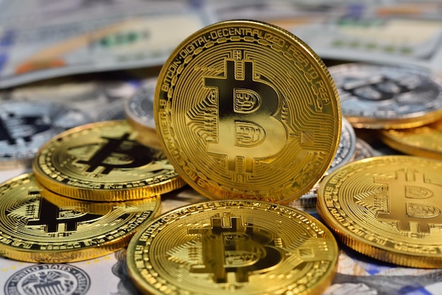 Haufen Bitcoin-Geld und Dollar-Banknoten