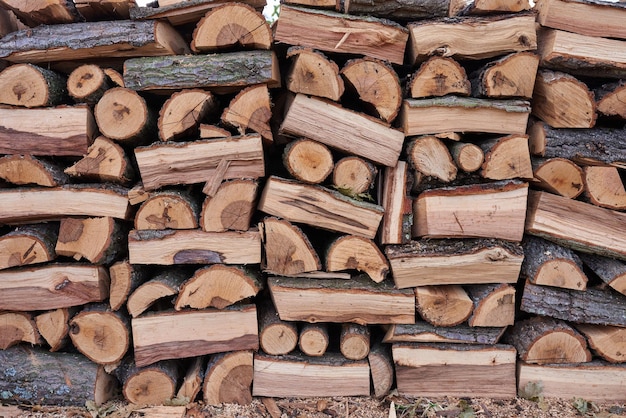 Haufen Brennholz zum Heizen von Häusern im Winter