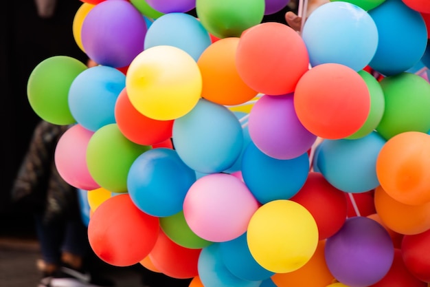 Haufen bunter Luftballons für die Party im Freien