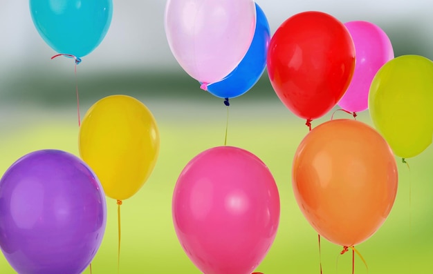 Haufen bunter Luftballons im Hintergrund