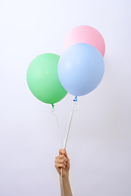 Haufen bunter pastellfarbener Luftballons in der Hand Dekorationselement für Geburtstagsparty-Hochzeitsfest