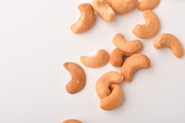 Haufen Cashewnüsse auf Weiß