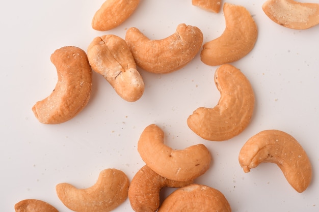 Haufen Cashewnüsse auf Weiß