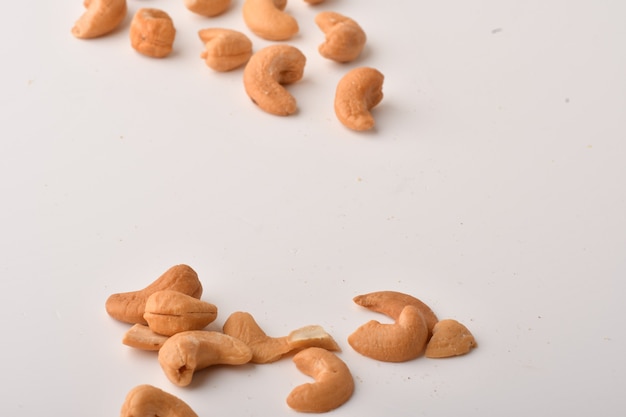 Haufen Cashewnüsse auf Weiß