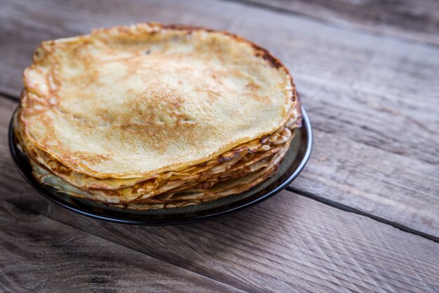 Haufen Crepes auf dem Holztisch