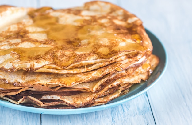 Foto haufen crepes auf dem teller