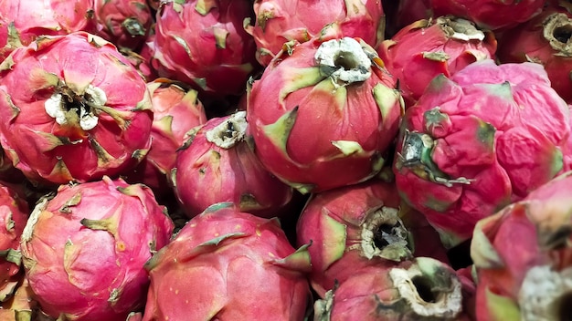 Haufen Drachenfrucht zum Verkauf auf dem Markt