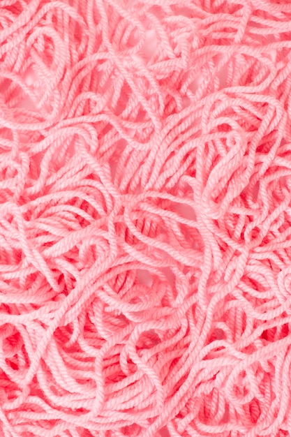 Haufen eines rosa wirren Strickgarns aus Wolle.