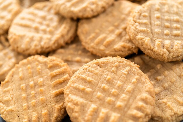 Haufen frisch gebackener Erdnussbutterkekse