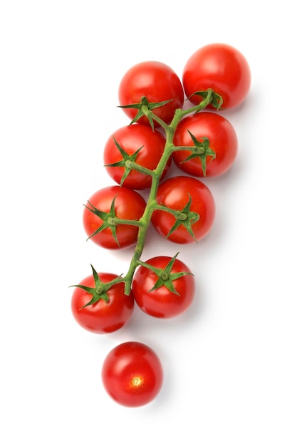 Haufen frische rote Tomaten mit grünen Stielen isoliert
