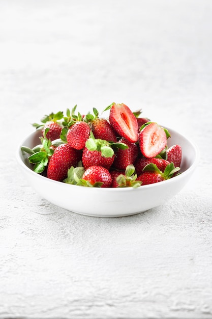 Haufen frischer Erdbeeren in Keramikschale