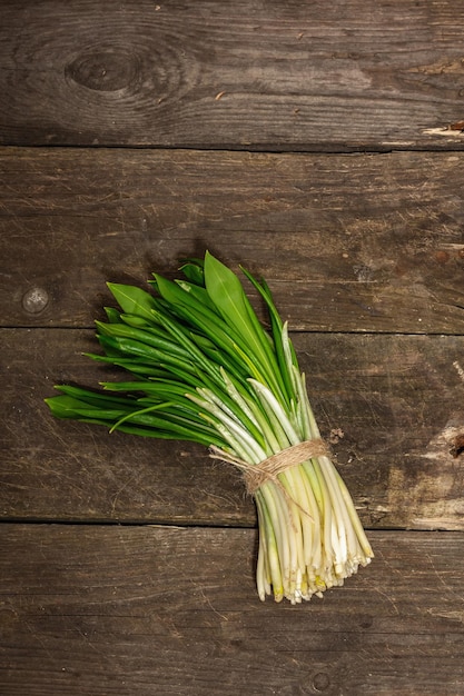 Haufen frischer Ernte von Frühling Ramson wilder Lauch Duftende würzige Blätter auf Vintage-Holztisch