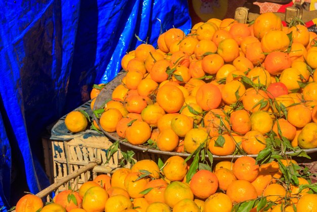 Haufen frischer Mandarinen zum Verkauf auf dem Obstmarkt