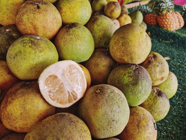 Haufen frischer Pomelo-Früchte zum Verkauf