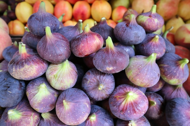 Haufen frischer reifer Feigen auf dem Markt