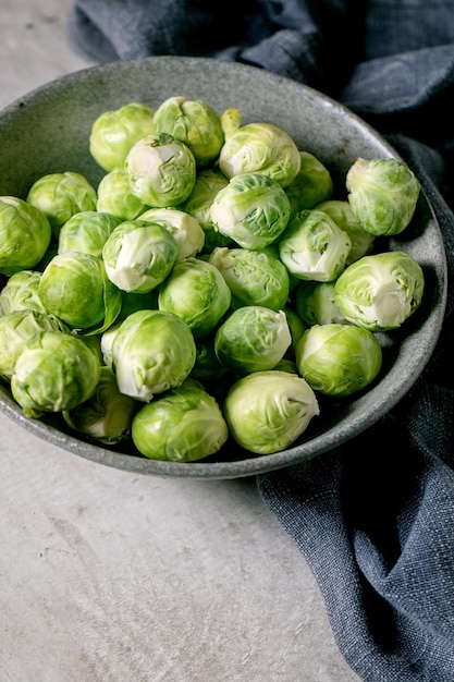 Haufen frischer roher Bio-Rosenkohl