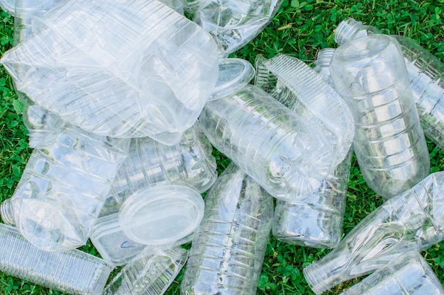 Haufen gebrauchter Plastikflaschen auf dem Gras das Konzept der Ökologie Abfalltrennungskonzept