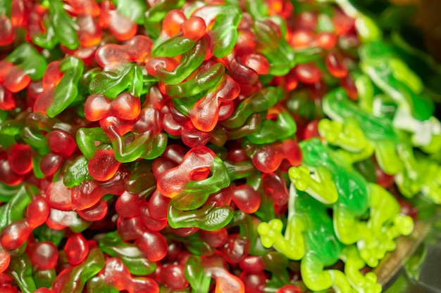 Foto haufen geleebonbons in einem süßwarenladen kirschen und frösche