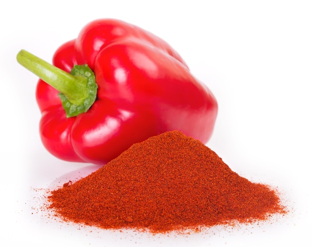 Foto haufen gemahlener paprika mit pfeffer auf weißem hintergrund