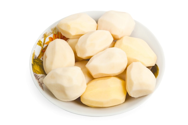 Haufen geschälter Kartoffeln auf einem Teller, isoliert auf weißem Hintergrund