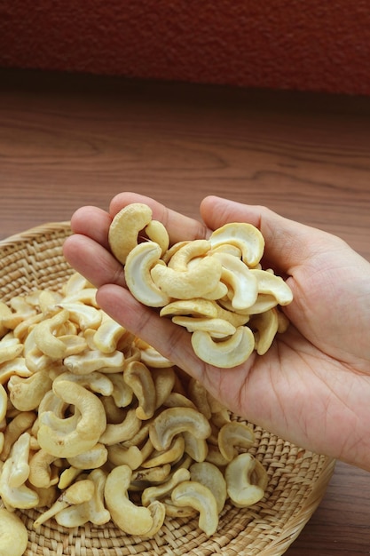 Haufen getrockneter Cashewkerne in der Hand des Menschen